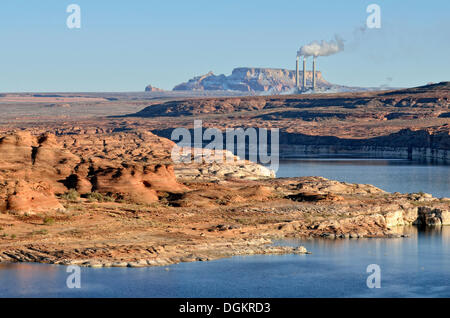 Le lac Powell avec une centrale à charbon, la Centrale Navajo, Lake Powell, Page, Arizona, United States Banque D'Images