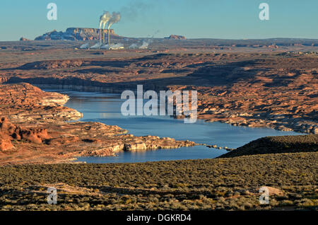 Vue sur le Lac Powell vers une centrale à charbon, la Centrale Navajo, Lake Powell, Page, Arizona, United States Banque D'Images