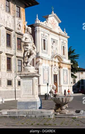 Cosimo I de Médicis statue et église de Santo Stefano à Piazza dei Cavalieri à Pise. Banque D'Images