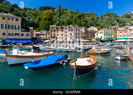 Port avec bateaux et rangée de maisons dans la région de Portofino. Banque D'Images