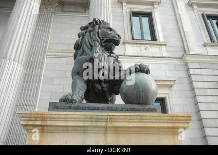 Lion en face de l'édifice du Congrès, Congreso de los Diputados, le Parlement, Madrid, Spain, Europe Banque D'Images