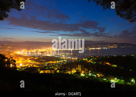 Une vue sur Porto della Spezia et le golfe de la Spezia de Campiglia village. Banque D'Images