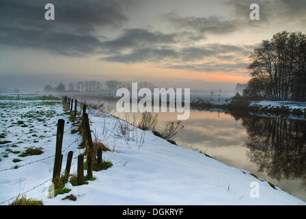 L'humeur du matin en hiver sur les rives de la rivière Vecht, Ommen, Hollande, Pays-Bas, Europe Banque D'Images