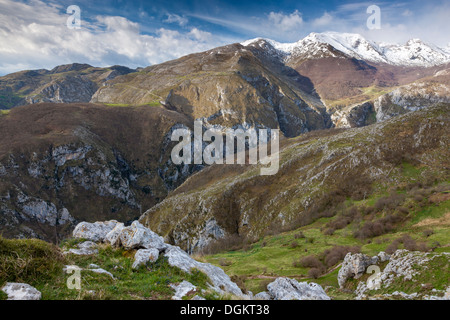 Vue de la Sierra Cocon plus Urdon Valley dans le Parc National de Picos de Europa. Banque D'Images