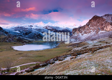 Vue sur le lac Ercina dans le Parc National de Picos de Europa. Banque D'Images