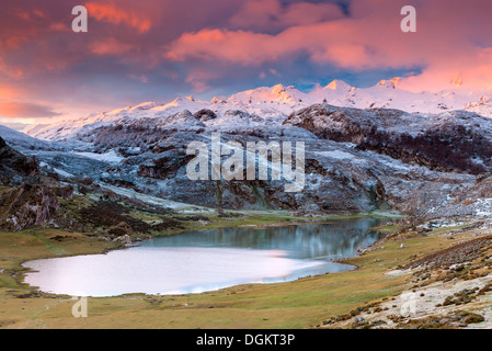 Vue sur le lac Ercina dans le Parc National de Picos de Europa. Banque D'Images