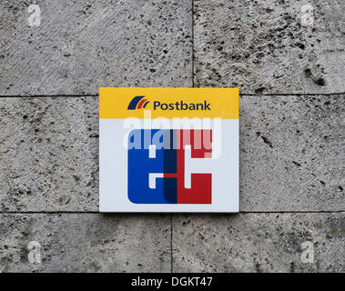 Un panneau indiquant 'Postbank' ce compteur, sur une façade en pierre Banque D'Images