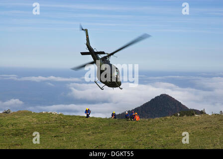 Helicopter est dirigé par les sauveteurs, hélicoptère de l'armée allemande dans l'approche pour l'atterrissage, Alpes de Chiemgau, Bavière Banque D'Images