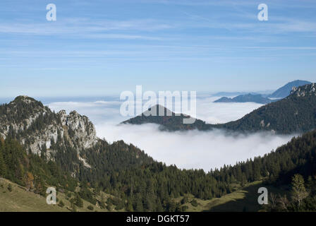 Vue sur montagne Kampenwand, vue de près de la gare à la recherche vers le sommet des Alpes, enveloppée de brouillard zone Chiemgau Banque D'Images