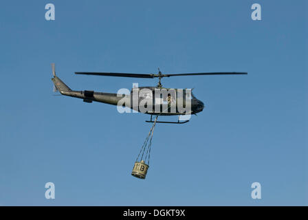 La Bundeswehr, l'armée fédérale, hélicoptère Bell UH-1D HUEY avec réservoir d'eau dans l'opération de lutte contre l'incendie, en vol, PublicGround Banque D'Images