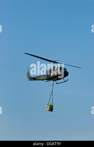 La Bundeswehr, l'armée fédérale, hélicoptère Bell UH-1D HUEY avec réservoir d'eau dans l'opération de lutte contre l'incendie, en vol, PublicGround Banque D'Images