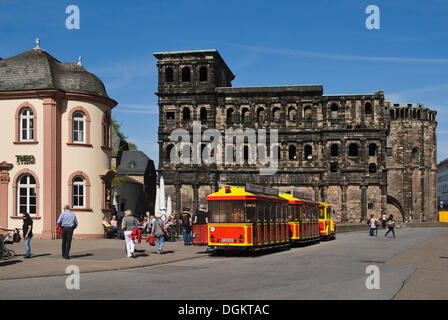 La Porta Nigra, monument de Trèves, UNESCO World Heritage Site, Roemer Express train touristique à l'avant, Trèves, Rhénanie-Palatinat Banque D'Images