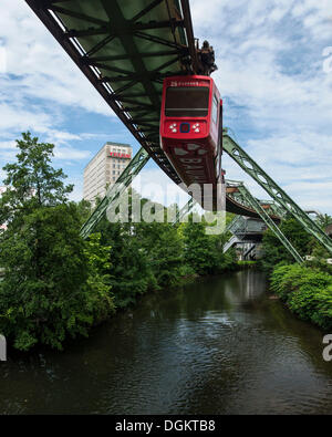 Wuppertal Wuppertal Schwebebahn ou tramway, chemin de fer de suspension flottante, monument de Wuppertal, Rhénanie du Nord-Westphalie Banque D'Images