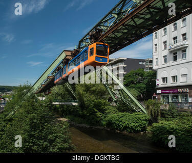 Wuppertal Wuppertal Schwebebahn ou tramway flottant, la suspension de fer, au cours de la rivière Wupper, monument de Wuppertal Banque D'Images