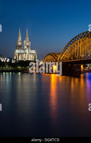 Soir vue sur le Rhin vers Museum Ludwig, Cologne Cathédrale et pont Hohenzollern, Site du patrimoine mondial de l'UNESCO Banque D'Images