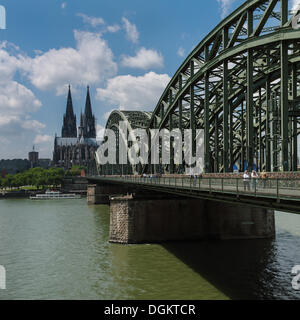 Vue sur le Rhin en direction de la cathédrale de Cologne et de pont Hohenzollern, Rhénanie du Nord-Westphalie Banque D'Images