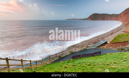 Vagues se briser contre la promenade dans la ville de Sidmouth. Banque D'Images