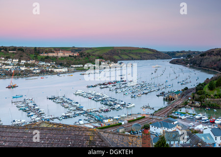 Bateaux amarrés sur la rivière Dart avec Royal Naval College de l'arrière-plan. Banque D'Images