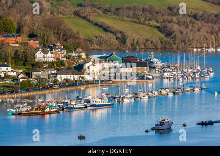 Bateaux amarrés sur la rivière Dart avec car ferry terminal en arrière-plan. Banque D'Images