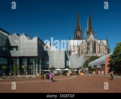 Vue sur le musée Ludwig et la cathédrale de Cologne comme vu de Heinrich-Boell-Platz, à quelques touristes au premier plan Banque D'Images