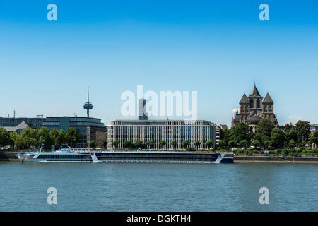Avis de Cologne Deutz, vu de l'ensemble du Rhin, Koeln-Turm Colonius Tour, tour, la Konrad-Adenauer-Ufer promenade Banque D'Images