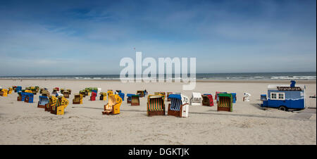 Vue panoramique sur la plage, chaises de plage en osier couvert sur la plage de l'île de Juist, Mer du Nord, la mer des Wadden de Basse-Saxe Banque D'Images