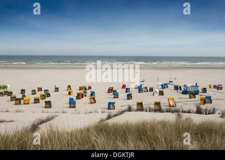 Chaises de plage en osier couvert sur la plage de l'île de Juist, Mer du Nord, la mer des Wadden de Basse-Saxe, Frise orientale, Basse-Saxe Banque D'Images