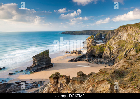 Une vue vers Bedruthan Steps en Cornouailles du Nord. Banque D'Images