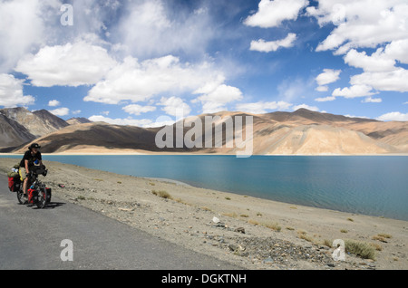 Un homme européen le long de cycles de Pangong Tso. Banque D'Images