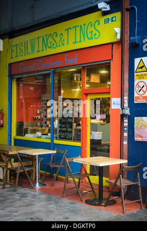 Un petit café servant des aliments des Caraïbes en marché de Brixton. Banque D'Images