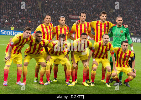 Groupe de l'équipe de Barcelone, 22 octobre 2013 - Football : Barcelone (groupe de l'équipe Haut de page L-R) Adriano, Javier Mascherano, Sergio Busquets, Gerard Pique, Victor Valdes, Bas (L-R) Lionel Messi, Daniel Alves, Neymar, Alexis Sanchez, Andres Iniesta et Xavi avant la Ligue des Champions Groupe H match entre l'AC Milan 1-1 FC Barcelone au Stadio Giuseppe Meazza de Milan, Italie. (Photo de Maurizio Borsari/AFLO) Banque D'Images