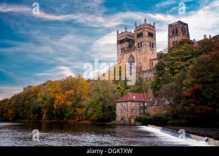 Une vue de la cathédrale de Durham et la rivière l'usure. Banque D'Images