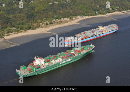 Conteneurs, conquête, jamais avant, et Charlotte Maersk, l'arrière, sur l'Elbe, Hamburg-Port, Hambourg, Hambourg, Allemagne Banque D'Images