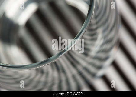 Schéma de distorsion optique avec la dispersion de la réfraction de la lumière à travers le verre et verre noir et blanc lignes parallèles Banque D'Images