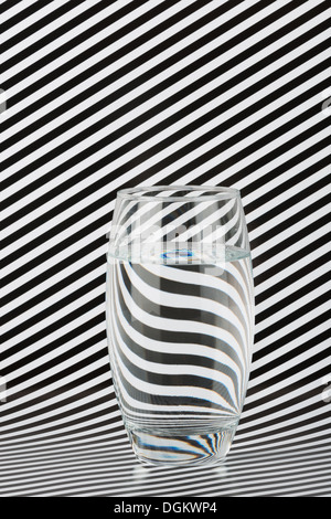 Schéma de distorsion optique avec la dispersion de la réfraction de la lumière à travers le verre et verre noir et blanc lignes parallèles Banque D'Images