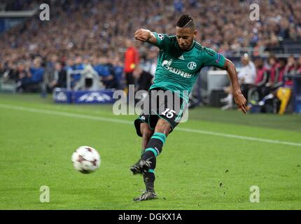 Gelsenkirchen, Allemagne. 22 octobre, 2013. Dennis Aogo Schalke passe le ballon au cours de la Ligue des Champions groupe e match de football entre le FC Schalke 04 et le FC Chelsea au stade de Gelsenkirchen à Gelsenkirchen, Allemagne, 22 octobre 2013. Photo : Friso Gentsch/dpa/Alamy Live News Banque D'Images