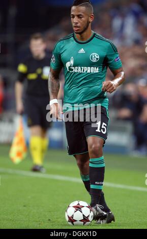 Gelsenkirchen, Allemagne. 22 octobre, 2013. Dennis Aogo Schalke passe le ballon au cours de la Ligue des Champions groupe e match de football entre le FC Schalke 04 et le FC Chelsea au stade de Gelsenkirchen à Gelsenkirchen, Allemagne, 22 octobre 2013. Photo : Friso Gentsch/dpa/Alamy Live News Banque D'Images