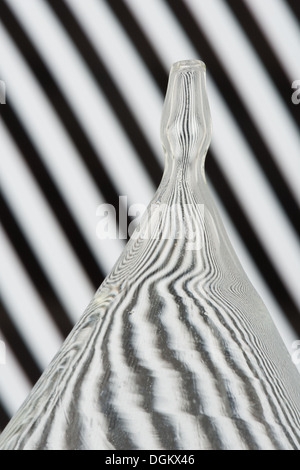 Schéma de distorsion optique avec la dispersion de la réfraction de la lumière à travers le verre et verre noir et blanc lignes parallèles Banque D'Images