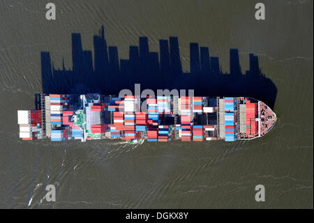 Vue aérienne, porte-conteneurs, sur l'Elbe, avec de longues ombres de la pile de conteneurs, Hambourg, Hambourg, Allemagne Banque D'Images