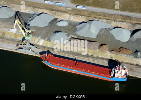 Vue aérienne, de chargement de vrac sur coaster de l'Otto A. Mueller Shipping Company, à Lehmannkai, Lübeck, Schleswig-Holstein Banque D'Images