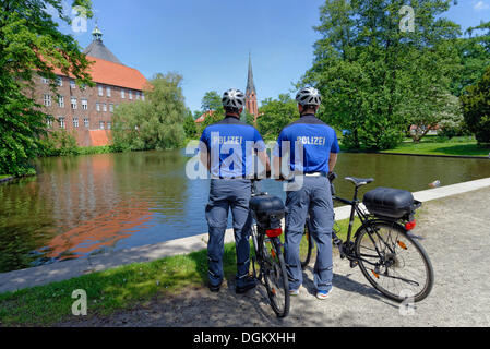 Deux agents de police, les agents de liaison communautaire, avec la police des bicyclettes, Winsen an der Luhe, Basse-Saxe, Allemagne Banque D'Images