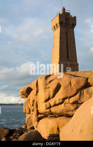 Phare et roches dans la lumière du soir, sentier de randonnée Sentier des Douaniers, Ploumanac'h, la Côte de Granit Rose, Bretagne Banque D'Images