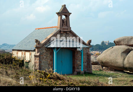 Chapelle de Saint Guirec entre rochers, sentier de randonnée Sentier des Douaniers, Ploumanac'h, la Côte de Granit Rose, Bretagne, France Banque D'Images