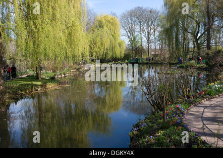 Étang au printemps, propriété de Claude Monet, Giverny, Haute-Normandie, France, Europe Banque D'Images