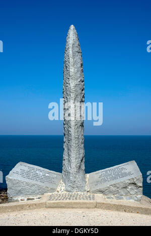 Monument de rangers et bunker au-dessus de l'Atlantique, Pointe du Hoc, Omaha Beach memorial, Basse-normandie, France, Europe Banque D'Images