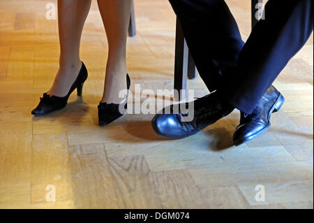 Pieds d'une épouse et un époux, image symbolique pour les mariages Banque D'Images