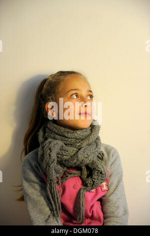 Fille, 10 ans, pensive Banque D'Images