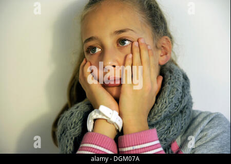 Fille, 10 ans, pensive Banque D'Images