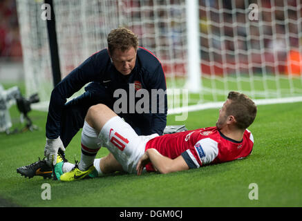 Londres, Royaume-Uni. 22 octobre, 2013. Jack Wilshere d'Arsenal reçoit un traitement médical au cours de la Ligue des Champions de football match du groupe F entre Arsenal FC et le Borussia Dortmund à l'Emirates Stadium de Londres, Royaume-Uni, 22 octobre 2013. Photo : Bernd Thissen/dpa/Alamy Live News Banque D'Images