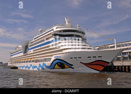 Bleu Aïda bateau de croisière dans le port de Hambourg, le terminal de croisière d'Altona, Hambourg Banque D'Images